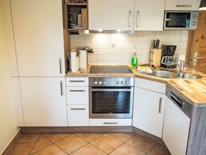 Küchengerät, Küche, Countertop, Major Appliance, Cabinetry, Flooring, Haushaltsgerät, Möbel, Interior Design, Holz