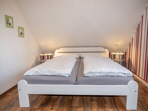 Schlafzimmer 1