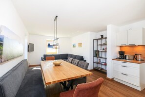 Ferienwohnung Berghupferl, Vier-Raum-Wohnung-Großer Esstisch mit Sitzbank und Komfortstühlen