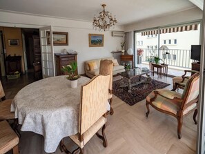 Espace repas avec sa table à manger et ses quatre chaises.