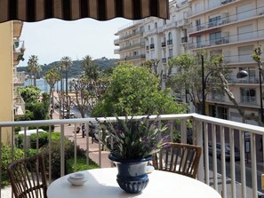 Vue du balcon sur la mer.