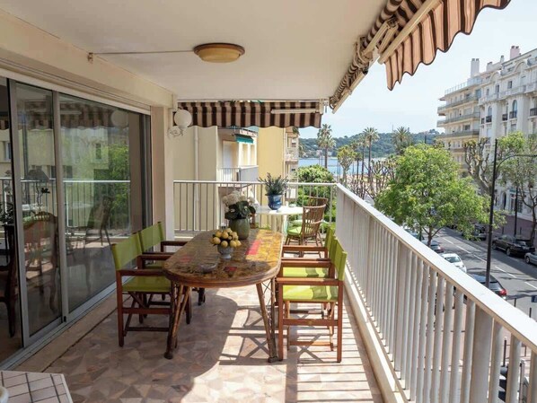Balcon avec vue sur la mer.