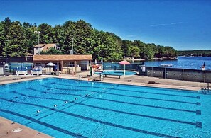 Community swimming pool & kids' pool (summer only).
