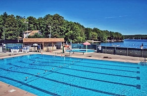 Community swimming pool & kids' pool (summer only).