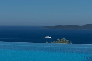 Pool with sea view (2)