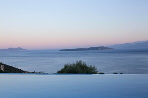 Pool with sea view (1)