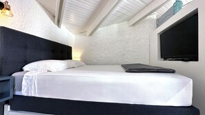 Chambre cosy avec lit double qualité hôtel. TV à écran plat