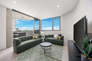 Spacious living room with 60inch Smart tv, All apps Netflix, Stan, prime accessible with an account. Views of Brisbane on 6 seater bar table.