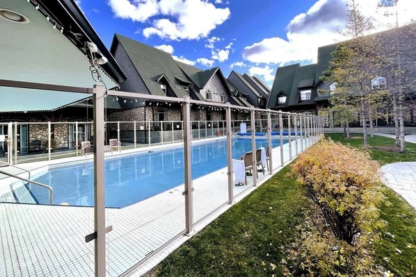 Largest outdoor swimming pool in Canmore with an adjacent Hot Tub, located in a boutique resort with only 46 units. The open air pool is heated and gated, open all year. 

No lifeguard on duty, swim at your own risk.