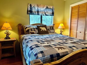 Master Bedroom w/ queen bed