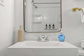 Full Bathroom: Fresh towels, luxury toiletries, and a sleek design for a spa-like experience.
