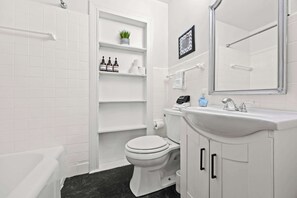 Full bathroom: You and your loved ones can unwind and relax after a long day of activities.