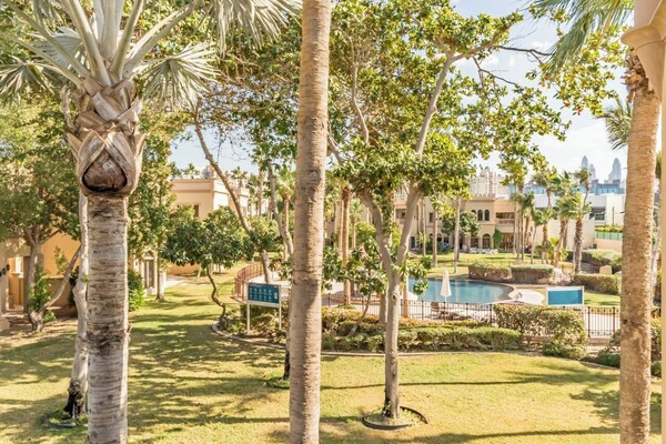 Luxurious 4br + Maids Room Villa In Canal Cove - Dubái