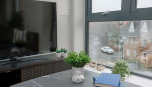 The smart TV offers a range of channels, there is also Wi-Fi available