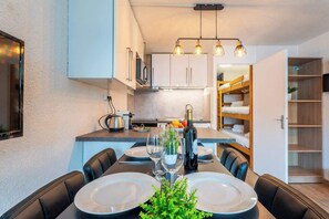 Table à manger confortable et spacieuse, pour 4 personnes, idéale pour manger de bons repas ou faire du télétravail.