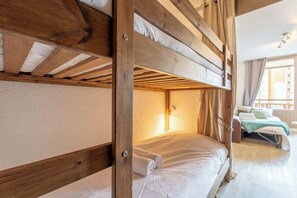 Espace nuit composé de 2 couchages en lits superposés, lits de 190cm, adaptés pour des adultes ou des enfants.