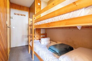Espace nuit de 2 couchages en lits superposés, lits de 190cm, conforme pour adultes et enfants. Des draps frais et serviettes propres vous attendents.