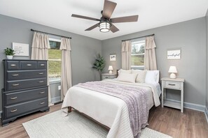 Bedroom 2: Queen Bed (1)