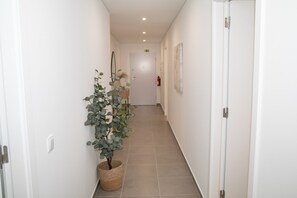 Casa da Muralha is an ideal flat for holidays in Nazaré, offering comfort and a privileged location. It also includes access to a shared swimming pool.
