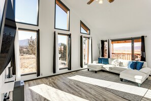 Living Room | Free WiFi | Smart TV