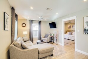 Living Room | Queen Sleeper Sofa | Smart TV | Central A/C & Heating | Free WiFi