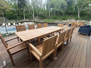 Large exterior table, perfect for the whole family.