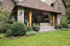 Spacious Outdoor Entertaining Spaces