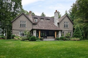 Yellow Mountain Manor sleeps 8 in four Ensuite Guest Suites!