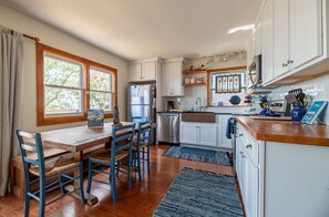 Kitchen/Dining Area