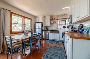 Kitchen/Dining Area