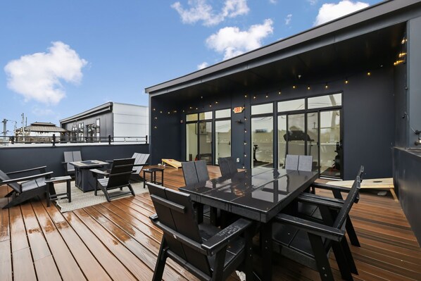 Shared rooftop- enjoy meals or drinks with your group!