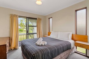 2nd Bedroom, x1 Queen bed