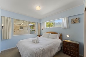 2nd Bedroom, x1 Queen bed