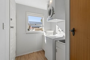 Laundry, with washing machine and dryer