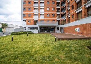 Área para caminar y sala familiar en planta baja
