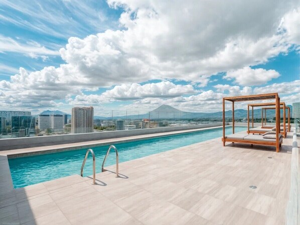 Alberca en el piso 19, con una vista increíble