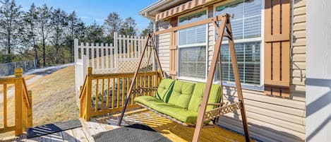 Midway Vacation Rental | 3BR | 2BA | Steps to Enter | 1,568 Sq Ft