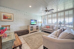 TV and multiple sofas in the living room.