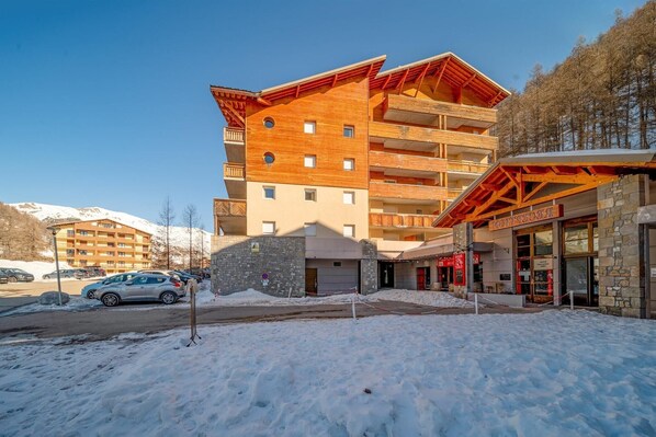 Stugans exteriör [vinter]