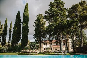 Activities, Amenities, Balcony / Terrace / Patio, Building Exterior, Garden, Main Entrance, Pool, Room Detail, Spring, Summer
