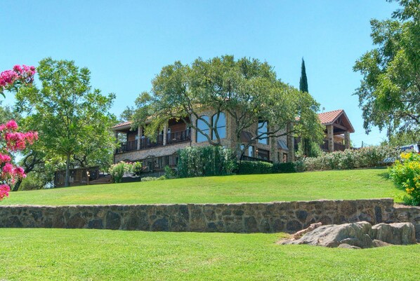 Sprawling Garden that's great for events and lawn games.