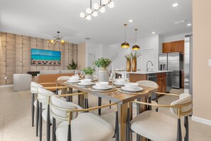 Large capacity dining table