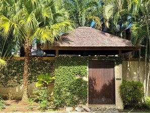 Entrance gate