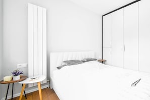 Wake up refreshed in this cozy queen bed – perfect for a restful night’s sleep. 🛏 Check Dates Today!