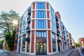 Stay in one of Sofia’s few brand-new buildings – the perfect combination of modern and central. 🏙 Book Now!