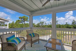 1st floor overlooking golf course
