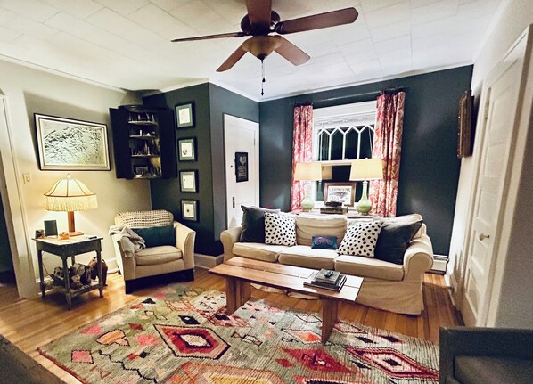 Lively surroundings in the heart of Montford, Asheville's best neighborhood!