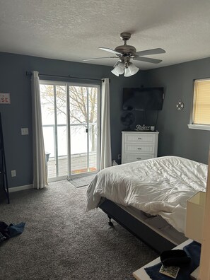 Bed #1 - Queen bed with deck overlooking the lake