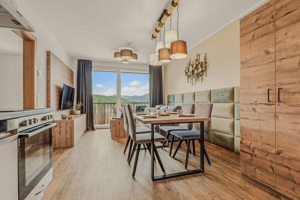 Ein leckeres Frühstück im Kingsize-Bett mit Blick auf die Berge