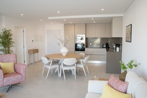 Welcome to Varanda da Muralha, in Nazaré! T2 apartment with pool, equipped kitchen, and central location. Near Praia da Norte and viewpoint. Book now!
